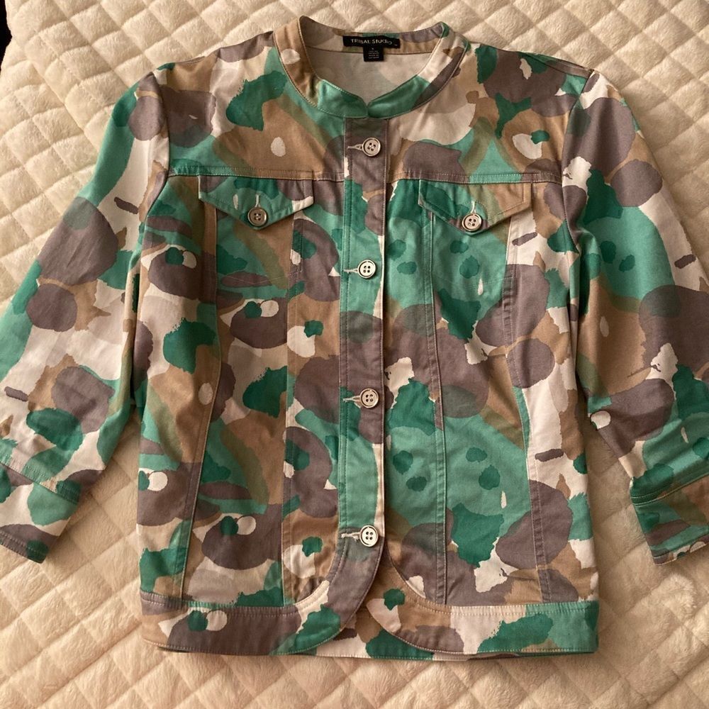 Tribal Studios cropped ligtweight jean jacket. SZ-L